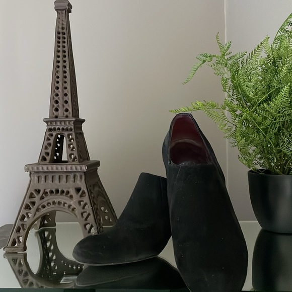 Stuart Weizman size 36 Black Suede Bootie - Picture 2 of 10